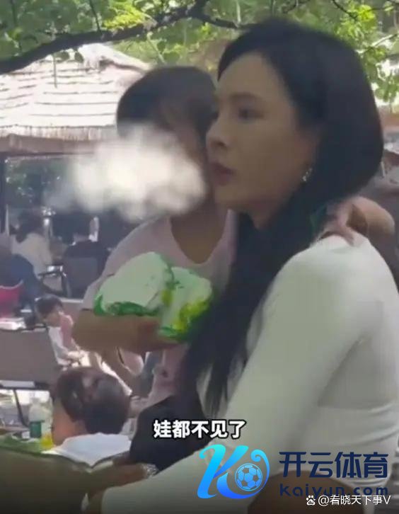 女子捡到走丢小孩“张皇”找家长 ：这谁的娃！谁把娃给吃丢了！